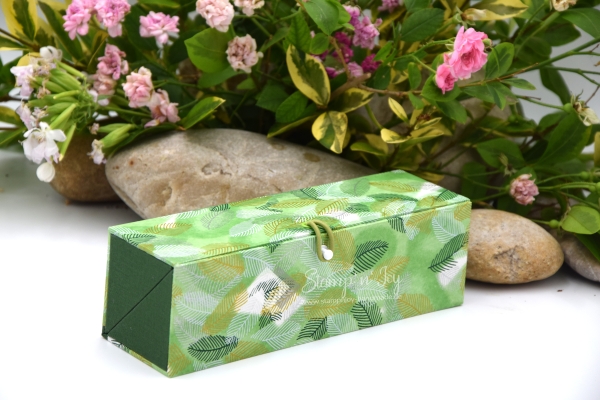 Dreiecks-Klappschachtel ca. 19,0x6,3x6,3cm (Size S) | Einband Japanpapier Chiyogami Blätter floral | Grün-Silber-Gold-Töne | Art. Nr. 97040608